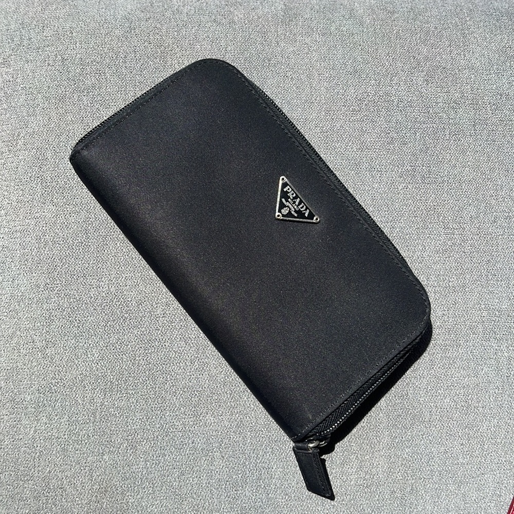 Prada Wallet 🎈